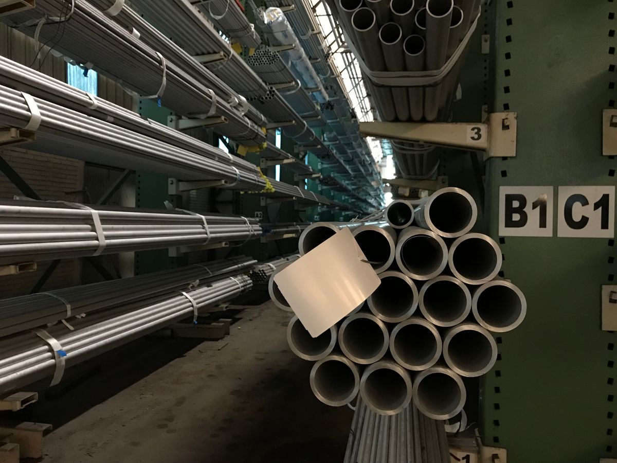 Almacén industrial con estanterías